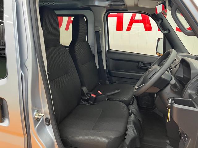 ハイゼットカーゴ ＤＸ　サポカーＳワイド適合　ラジオ　エアコン　アクセサリーソケット　コーナーセンサー　アイドリングストップ　光軸調整ダイヤル　横滑り防止機能　誤発進抑制機能　パワーウインドウ　キーレス（18枚目）