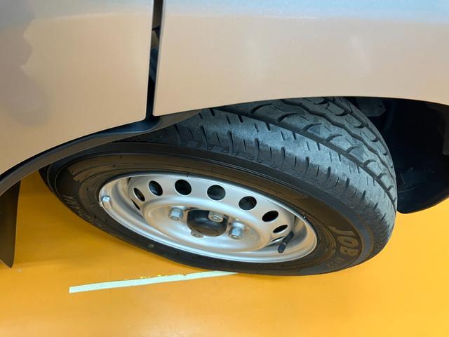 ハイゼットカーゴ ＤＸ　サポカーＳワイド適合　ラジオ　エアコン　アクセサリーソケット　コーナーセンサー　アイドリングストップ　光軸調整ダイヤル　横滑り防止機能　誤発進抑制機能　パワーウインドウ　キーレス（23枚目）