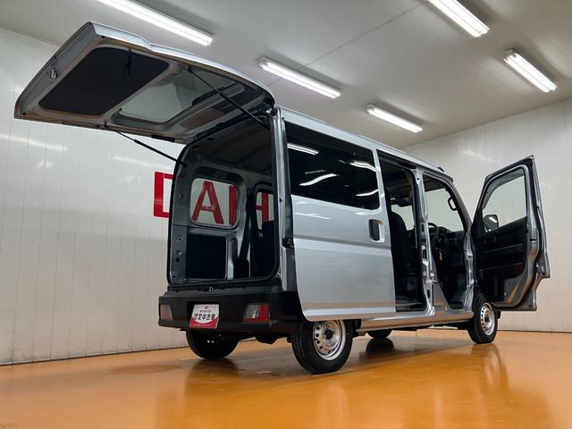 ハイゼットカーゴ ＤＸ　サポカーＳワイド適合　ラジオ　エアコン　アクセサリーソケット　コーナーセンサー　アイドリングストップ　光軸調整ダイヤル　横滑り防止機能　誤発進抑制機能　パワーウインドウ　キーレス（9枚目）