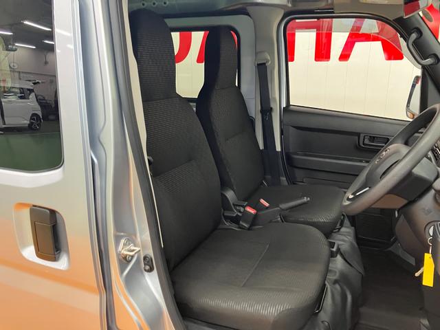 ハイゼットカーゴ ＤＸ　サポカーＳワイド適合　ラジオ　エアコン　アクセサリーソケット　コーナーセンサー　アイドリングストップ　光軸調整ダイヤル　横滑り防止機能　誤発進抑制機能　パワーウインドウ　キーレス（18枚目）
