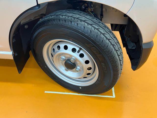 ハイゼットカーゴ ＤＸ　サポカーＳワイド適合　ラジオ　エアコン　アクセサリーソケット　コーナーセンサー　アイドリングストップ　光軸調整ダイヤル　横滑り防止機能　誤発進抑制機能　パワーウインドウ　キーレス（23枚目）