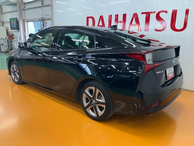 プリウス Ｓツーリングセレクション　ハイブリッド車　衝突被害軽減ブレーキシステム　ドラレコ　クルーズコントロール　ステアリングスイッチ　Ｐスタート　オートハイビーム　シートヒーター　ＥＴＣ　キーフリー（6枚目）