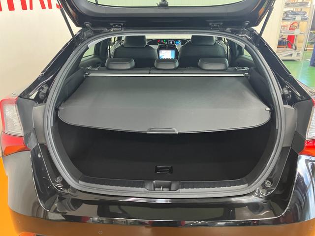 プリウス Ｓツーリングセレクション　ハイブリッド車　衝突被害軽減ブレーキシステム　ドラレコ　クルーズコントロール　ステアリングスイッチ　Ｐスタート　オートハイビーム　シートヒーター　ＥＴＣ　キーフリー（11枚目）