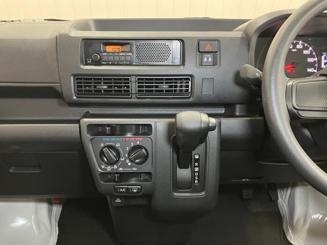 ハイゼットカーゴ ＤＸ　サポカーＳワイド適合　ルーフキャリア　ラジオ　エアコン　アクセサリーソケット　コーナーセンサー　アイドリングストップ　光軸調整ダイヤル　横滑り防止機能　誤発進抑制機能　パワーウインドウ　キーレス（13枚目）
