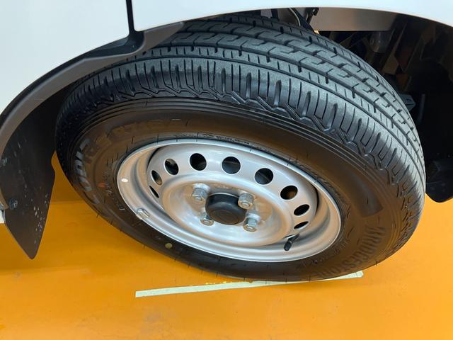 ハイゼットカーゴ ＤＸ　サポカーＳワイド適合　ルーフキャリア　ラジオ　エアコン　アクセサリーソケット　コーナーセンサー　アイドリングストップ　光軸調整ダイヤル　横滑り防止機能　誤発進抑制機能　パワーウインドウ　キーレス（23枚目）