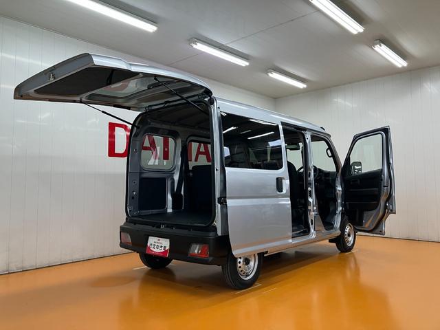 ハイゼットカーゴ ＤＸ　サポカーＳワイド適合　ラジオ　エアコン　アクセサリーソケット　コーナーセンサー　アイドリングストップ　光軸調整ダイヤル　横滑り防止機能　誤発進抑制機能　パワーウインドウ　キーレス（9枚目）