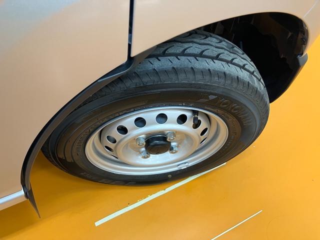 ハイゼットカーゴ ＤＸ　サポカーＳワイド適合　ラジオ　エアコン　アクセサリーソケット　コーナーセンサー　アイドリングストップ　光軸調整ダイヤル　横滑り防止機能　誤発進抑制機能　パワーウインドウ　キーレス（23枚目）