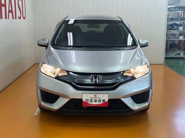 フィットハイブリッド Fパッケージ ハイブリッド Pスタート アクセサリーソケット 横滑り防止機能 誤発進抑制機能 光軸調整ダイヤル 電動格納ミラー パワーウインドウ キーフリー(4枚目)