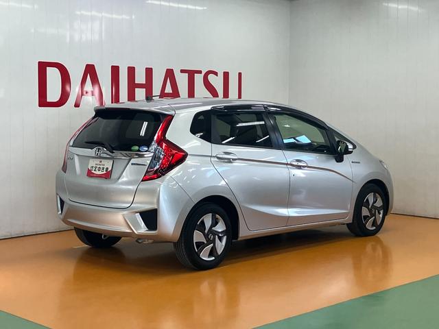 フィットハイブリッド Fパッケージ ハイブリッド Pスタート アクセサリーソケット 横滑り防止機能 誤発進抑制機能 光軸調整ダイヤル 電動格納ミラー パワーウインドウ キーフリー(8枚目)