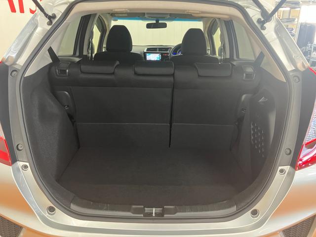 フィットハイブリッド Fパッケージ ハイブリッド Pスタート アクセサリーソケット 横滑り防止機能 誤発進抑制機能 光軸調整ダイヤル 電動格納ミラー パワーウインドウ キーフリー(10枚目)