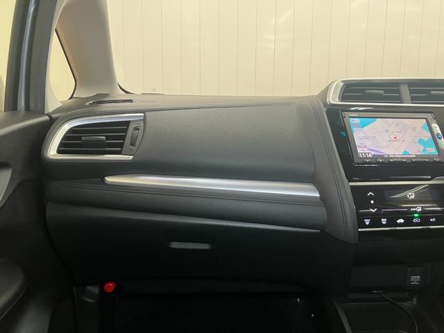 フィットハイブリッド Fパッケージ ハイブリッド Pスタート アクセサリーソケット 横滑り防止機能 誤発進抑制機能 光軸調整ダイヤル 電動格納ミラー パワーウインドウ キーフリー(12枚目)