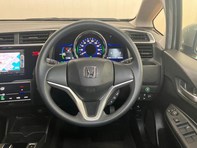 フィットハイブリッド Fパッケージ ハイブリッド Pスタート アクセサリーソケット 横滑り防止機能 誤発進抑制機能 光軸調整ダイヤル 電動格納ミラー パワーウインドウ キーフリー(14枚目)