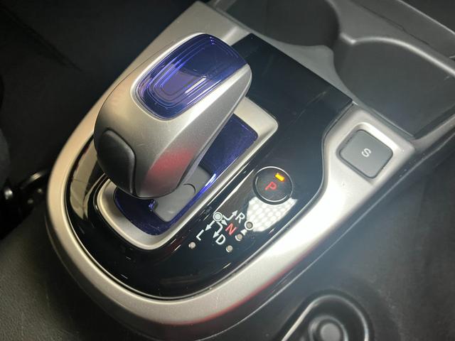 フィットハイブリッド Fパッケージ ハイブリッド Pスタート アクセサリーソケット 横滑り防止機能 誤発進抑制機能 光軸調整ダイヤル 電動格納ミラー パワーウインドウ キーフリー(18枚目)