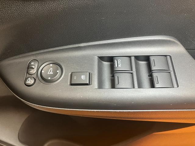 フィットハイブリッド Fパッケージ ハイブリッド Pスタート アクセサリーソケット 横滑り防止機能 誤発進抑制機能 光軸調整ダイヤル 電動格納ミラー パワーウインドウ キーフリー(21枚目)