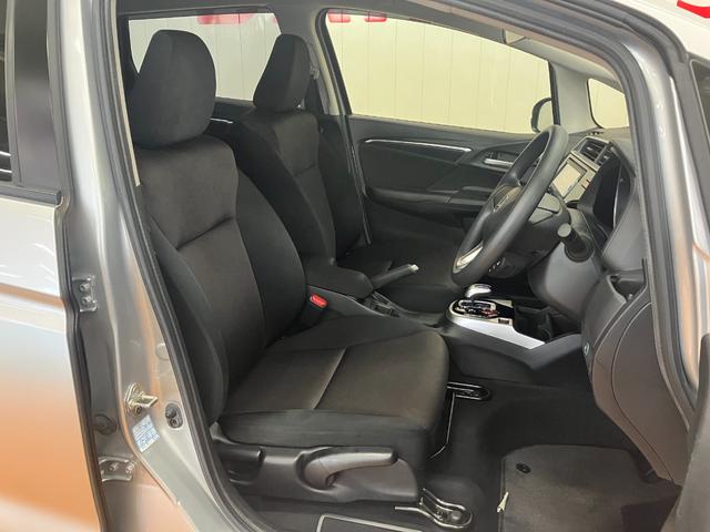 フィットハイブリッド Fパッケージ ハイブリッド Pスタート アクセサリーソケット 横滑り防止機能 誤発進抑制機能 光軸調整ダイヤル 電動格納ミラー パワーウインドウ キーフリー(22枚目)