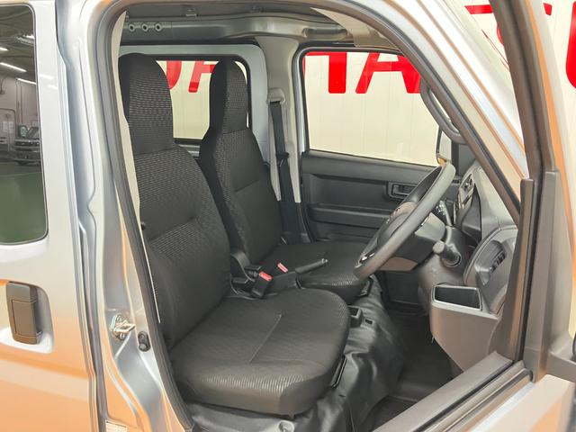 ハイゼットカーゴ ＤＸ　サポカーＳワイド適合　ラジオ　エアコン　アクセサリーソケット　コーナーセンサー　アイドリングストップ　光軸調整ダイヤル　横滑り防止機能　誤発進抑制機能　パワーウインドウ　キーレス（18枚目）