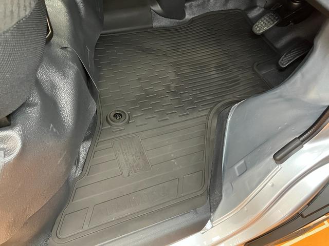 ハイゼットカーゴ ＤＸ　サポカーＳワイド適合　ラジオ　エアコン　アクセサリーソケット　コーナーセンサー　アイドリングストップ　光軸調整ダイヤル　横滑り防止機能　誤発進抑制機能　パワーウインドウ　キーレス（20枚目）