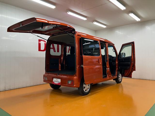 ハイゼットカーゴ クルーズターボ　サポカーＳワイド適合　オーディオ　エアコン　アプリケーションソケット　Ｐスタート　コーナーセンサー　横滑り防止機能　誤発進抑制機能　電動格納ミラー　パワーウインドウ　キーフリー（9枚目）