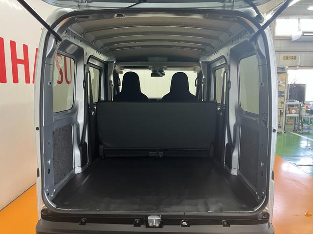 ハイゼットカーゴ ＤＸ　サポカーＳワイド適合　ラジオ　エアコン　アクセサリーソケット　コーナーセンサー　アイドリングストップ　光軸調整ダイヤル　横滑り防止機能　誤発進抑制機能　パワーウインドウ　キーレス（10枚目）
