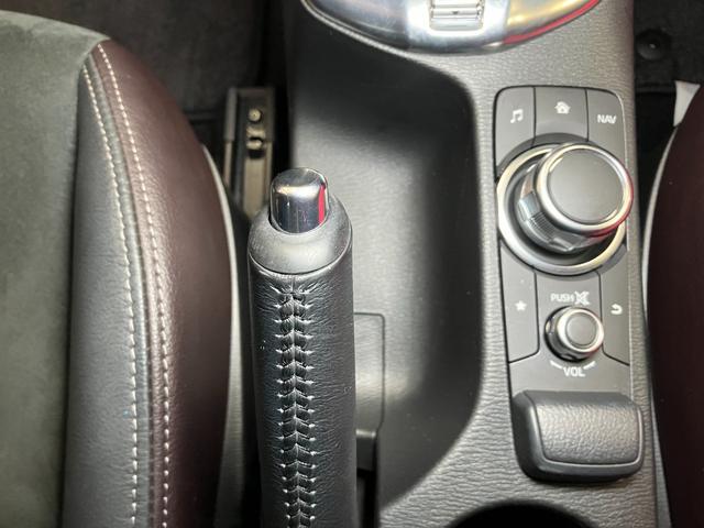 デミオ １３Ｓツーリング　衝突被害軽減ブレーキシステム　Ｂカメラ　クルーズコントロール　ステアリングスイッチ　シートヒーター　ＵＳＢ接続端子　ＥＴＣ　ヘッドアップディスプレイ　コーナーセンサー　キーフリー（22枚目）