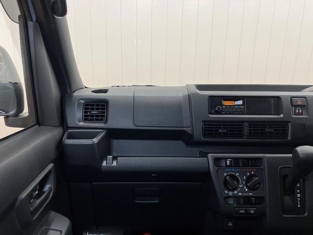 ハイゼットカーゴ ＤＸ　スマートアシスト　コーナーセンサー　エアコン　サポカーＳワイド適合　ラジオ　エアコン　アクセサリーソケット　コーナーセンサー　アイドリングストップ　光軸調整ダイヤル　横滑り防止機能　誤発進抑制機能　パワーウインドウ（13枚目）