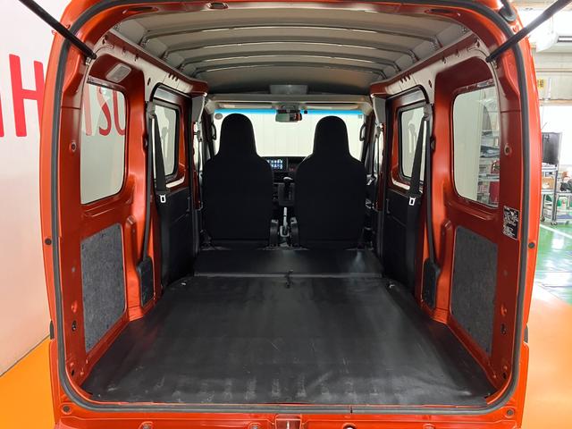 ハイゼットカーゴ ＤＸ　ディスプレイオーディオ　ＥＴＣ　ステアリングスイッチ　サポカーＳワイド適合　ディスプレイオーディオ　エアコン　アクセサリーソケット　コーナーセンサー　アイドリングストップ　光軸調整ダイヤル　横滑り防止機能　誤発進抑制機能　パワーウインドウ　キーレス（11枚目）