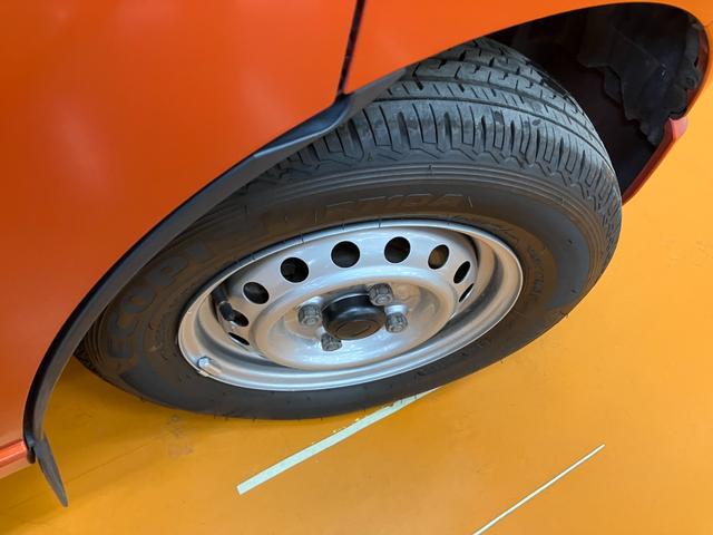 ハイゼットカーゴ ＤＸ　ディスプレイオーディオ　ＥＴＣ　ステアリングスイッチ　サポカーＳワイド適合　ディスプレイオーディオ　エアコン　アクセサリーソケット　コーナーセンサー　アイドリングストップ　光軸調整ダイヤル　横滑り防止機能　誤発進抑制機能　パワーウインドウ　キーレス（28枚目）