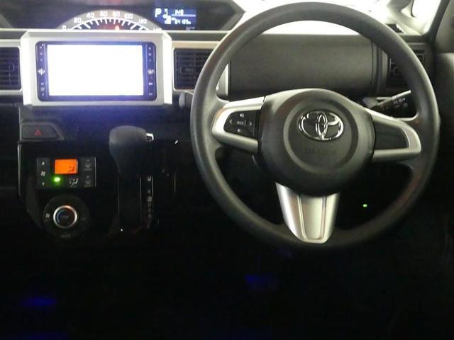 スタイリッシュなデザインのインパネ。各操作スイッチは使いやすい位置に配置されてます。