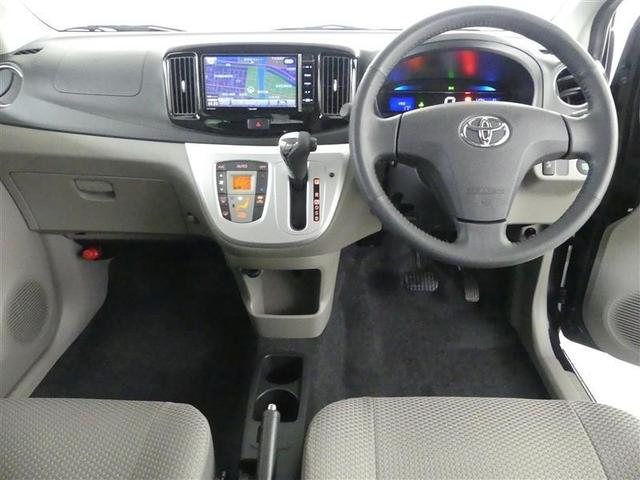 スタイリッシュなデザインのインパネ。各操作スイッチは使いやすい位置に配置されてます。