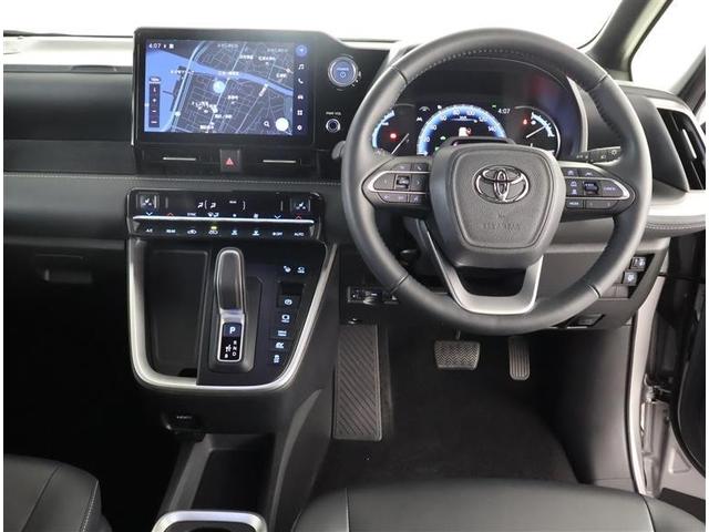 ノア ハイブリッドＳ－Ｚ　横滑り防止機能　エアバッグ　オートクルーズコントロール　地デジ　両側自動ドア　ダブルエアコン　スマートエントリー　ＬＥＤランプ　バックモニター　メモリナビ　３列シート　ＥＴＣ付き　ＡＢＳ　ＡＣ１００Ｖ（4枚目）