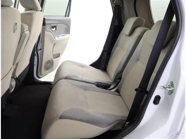 後席も広々としたスペースを確保しています。