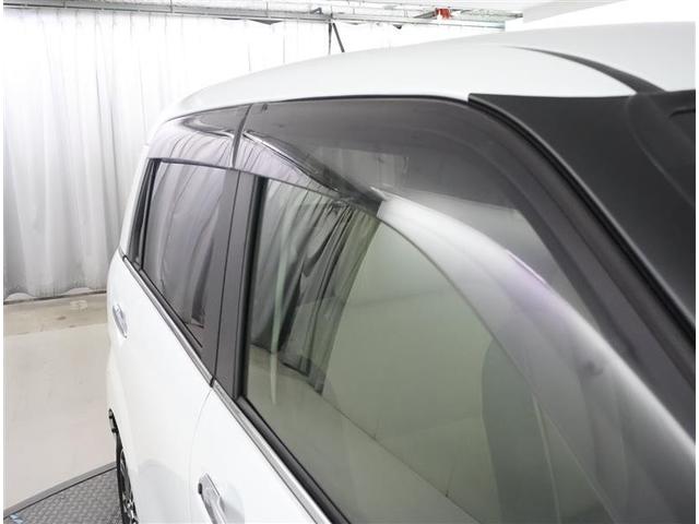 タバコを吸われる方は窓を少しだけ開けても雨が入ってこずに煙だけ社外に追い出せます。