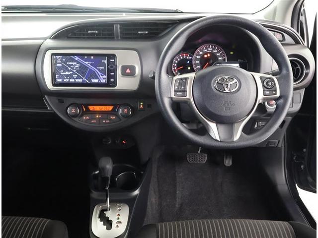 ヴィッツ ジュエラ　デュアルエアバッグ　マニュアルエアコン　パワステ　ＬＥＤヘッド　スマートキー　パワーウィンド　ＡＢＳ　ＤＶＤ再生　アイドリングストップ機能　バックカメラ　ＥＴＣ　エアバッグ　ナビテレビ　メモリ－ナビ（4枚目）