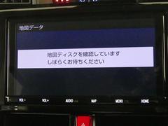 純正ナビを装備。タッチパネル式で使いやすく、お出かけもラクラクです。 6