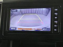 バックガイドモニターで、後方を確認しながら安心して駐車することができます。運転初心者も熟練者も必須の機能ですよ！ 7