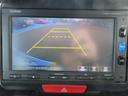 リバースギア連動のバックカメラが付いています。画面に鮮やかに写りますので夜間や雨の日も安心してバックできますね。人気装備の一つです。