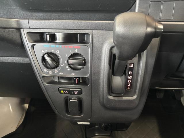 ハイゼットカーゴ ＤＸ　ＳＡＩＩＩ　ＣＤ／ラジオチューナー　運転席・助手席パワーウィンドウ　マニュアルエアコン　オートハイビーム　アイドリングストップ機能（3枚目）