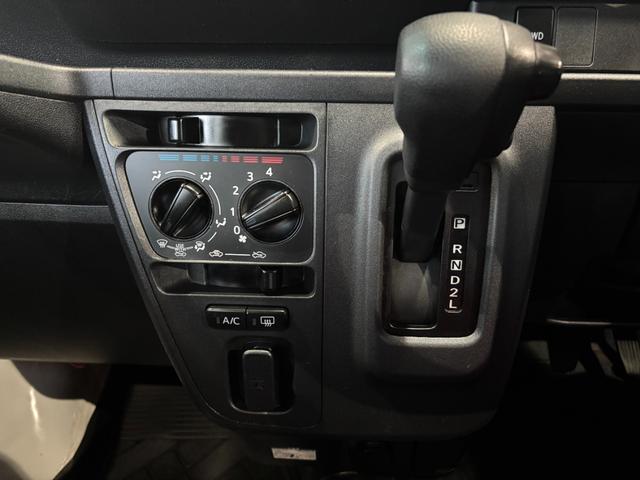 ハイゼットカーゴ デラックスSAIII ラジオチューナー マニュアルエアコン 運転席・助手席パワーウィンドウ アイドリングストップ機能 キーレスエントリーシステム(4枚目)