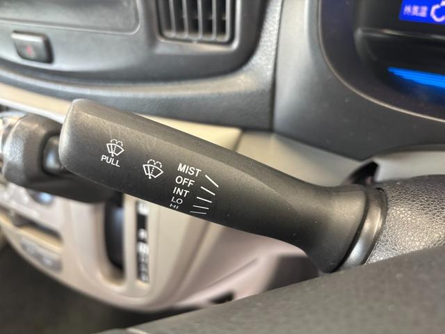 ミライース Ｘ　ＣＤチューナー　マニュアルエアコン　電動格納式ドアミラー　パワーウィンドウ　アイドリングストップ機能　キーレスエントリーシステム　パワーステアリング（7枚目）