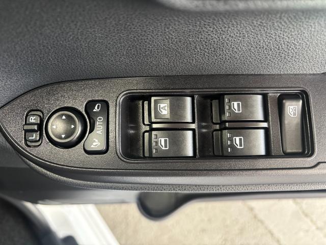 タント カスタムＲＳ　６．８インチディスプレイオーディオ　パノラマモニター　電動パーキングブレーキ　フロントシートヒーター　両側電動スライドドア　プッシュスタートスイッチ　電動格納式ドアミラー　アルミホイール　キーフリー（16枚目）