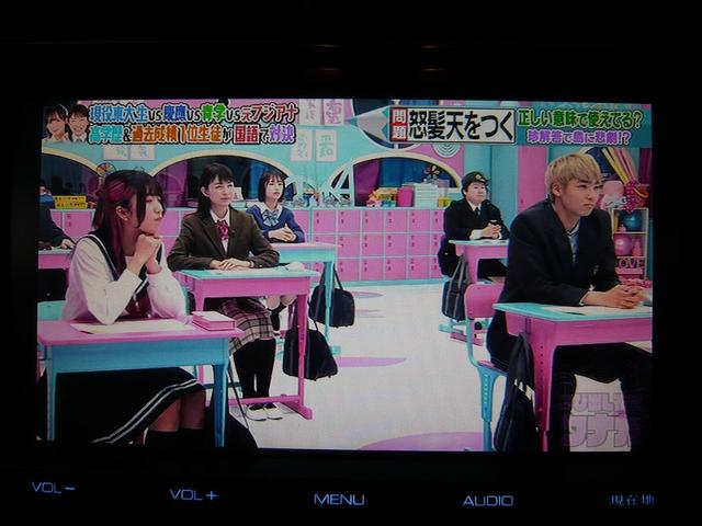 プリウス Ａツーリングセレクション　１７ＡＷ　エアロ　９インチナビ　フルセグＴＶ　Ｂｌｕｅｔｏｏｔｈ接続　バックカメラ　デジタルインナーミラー　ドラレコ　ホワイト内装　デイライト　トヨタセーフティセンス（12枚目）