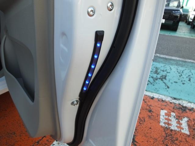 運転席ドアにはセーフティーイルミネーションを装着してます。ＬＥＤの光で後続の車やバイクに注意喚起できて、事故予防に役立ちますよ♪