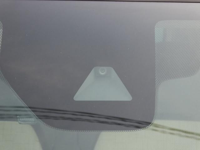 このフロントガラスの上方に装着したカメラで様々な衝突のリスクを最小限に抑え、安全な運転をサポートします！