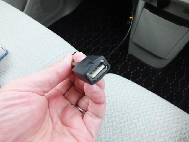 �O���[�u�{�b�N�X���J����Ƃt�r�a�P�[�u�����������܂��B�~���[�W�b�N�v���C���[�Ȃǂ�ڑ�����邱�Ƃł��D���ȉ��������y���݂��������܂�