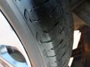 タイヤの溝はこんな感じです。なおタイヤサイズは、１６５／５５Ｒ１５です♪