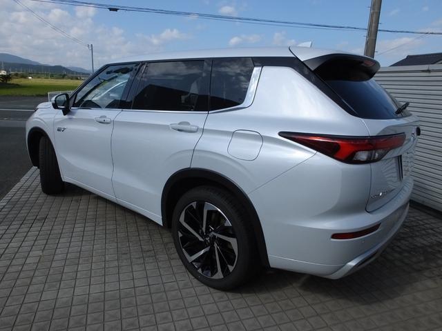 アウトランダーＰＨＥＶ Ｐ　元当社デモカー　ｅ－Ａｓｓｉｓｔ　スマートフォン連携ナビゲーション　レーンチェンジアシスト　プレミアムサウンド　Ｓ－ＡＷＣ　マルチアラウンドモニター　ヒートポンプ式エアコン　マイパイロット（8枚目）