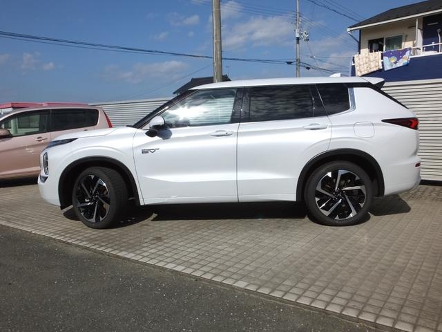 アウトランダーＰＨＥＶ Ｐ　元当社デモカー　ｅ－Ａｓｓｉｓｔ　スマートフォン連携ナビゲーション　レーンチェンジアシスト　プレミアムサウンド　Ｓ－ＡＷＣ　マルチアラウンドモニター　ヒートポンプ式エアコン　マイパイロット（9枚目）