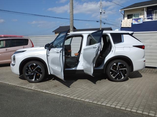 アウトランダーＰＨＥＶ Ｐ　元当社デモカー　ｅ－Ａｓｓｉｓｔ　スマートフォン連携ナビゲーション　レーンチェンジアシスト　プレミアムサウンド　Ｓ－ＡＷＣ　マルチアラウンドモニター　ヒートポンプ式エアコン　マイパイロット（12枚目）