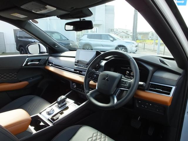 アウトランダーＰＨＥＶ Ｐ　元当社デモカー　ｅ－Ａｓｓｉｓｔ　スマートフォン連携ナビゲーション　レーンチェンジアシスト　プレミアムサウンド　Ｓ－ＡＷＣ　マルチアラウンドモニター　ヒートポンプ式エアコン　マイパイロット（16枚目）