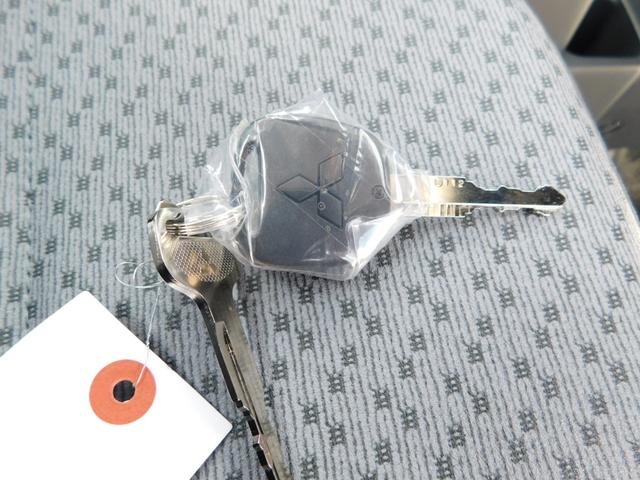 少し離れた場所からでもボタン一つでドアの開錠・施錠ができるのでとっても便利！ドアの鍵穴周りに傷をつけることもありません♪